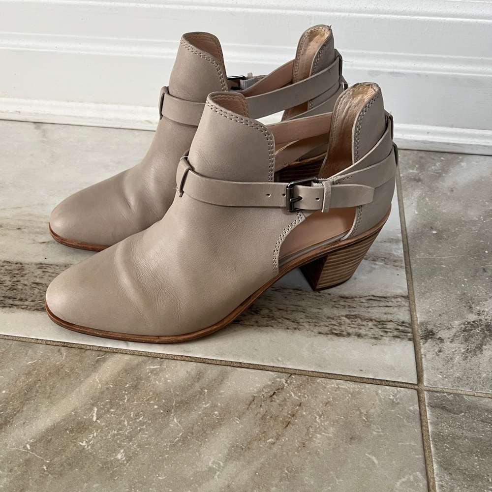 Bass & co. Sylvia Grey Leather Buckle Womens Ankle Booties Size 8. - Picture 4 of 12